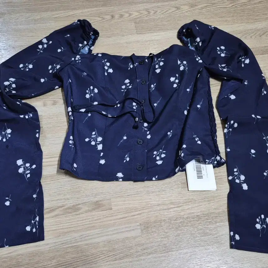 [SOLD OUT] [새상품]낫유어로즈 Ribbon square blouse (Navy)