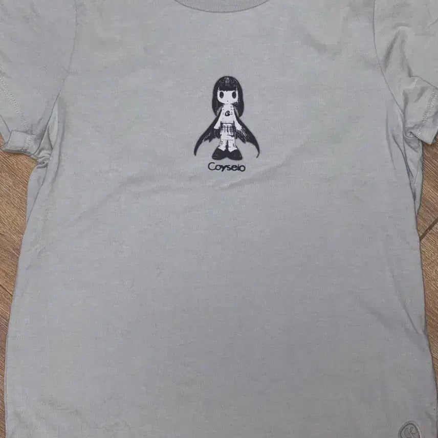 [BUNJANG] KOSEIO Regna Character Short Sleeve T-Shirt Sand Grey / 코이세이오 레그나 캐릭터 반팔티 샌드그레이