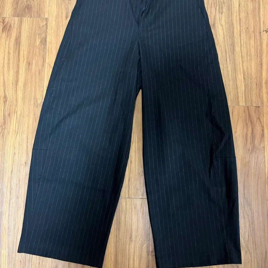 [BUNJANG] HAECHING ROOM Wide Curve Stripe Trousers Size 4 / 해칭룸 와이드 커브 스트라이프 트라우저 4사이즈 판매합니다
