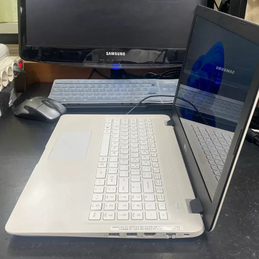 [BUNJANG] LG UltraBook 15.6-inch 8th Gen i3 Laptop (15UD480-GX38K) / A급 중고. 8세대 LG 울트라북 15.6인치. 무료배송