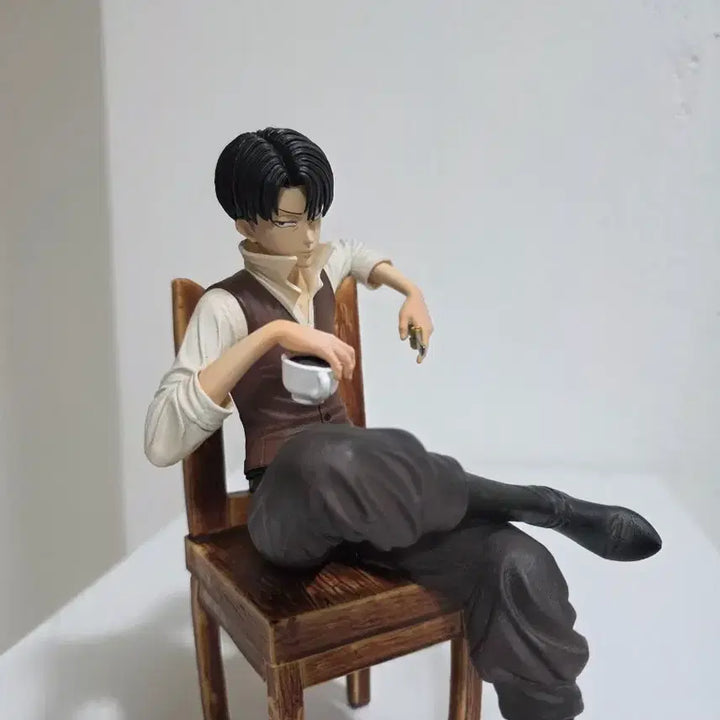 [BUNJANG] Attack on Titan Levi Seated Figure / 진격의 거인 리바이 좌상 피규어