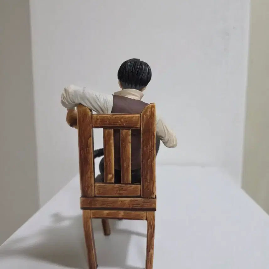 [BUNJANG] Attack on Titan Levi Seated Figure / 진격의 거인 리바이 좌상 피규어