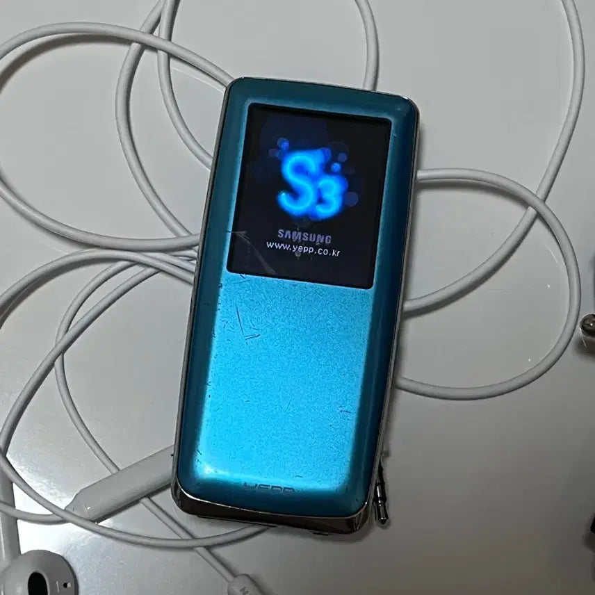 [BUNJANG] Samsung YEPP MP3 Player with Earphones and Charger / 삼성 YEPP MP3 (이어폰, 충전기 포함)