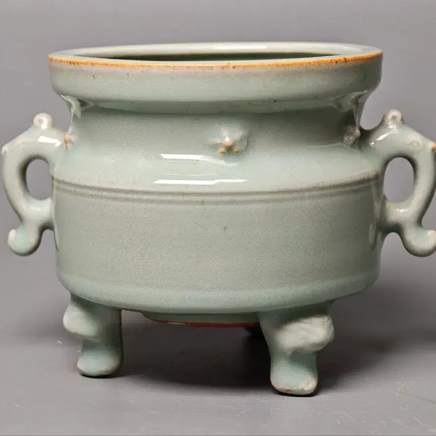 [BUNJANG] Yuan Dynasty Celadon Tripod Censer with Animal Handles, Longquan Kiln Excavated Item / [진품] 명대 말기 요지 출토품 용천요 삼족수이형 향로 중국도자기 골동품