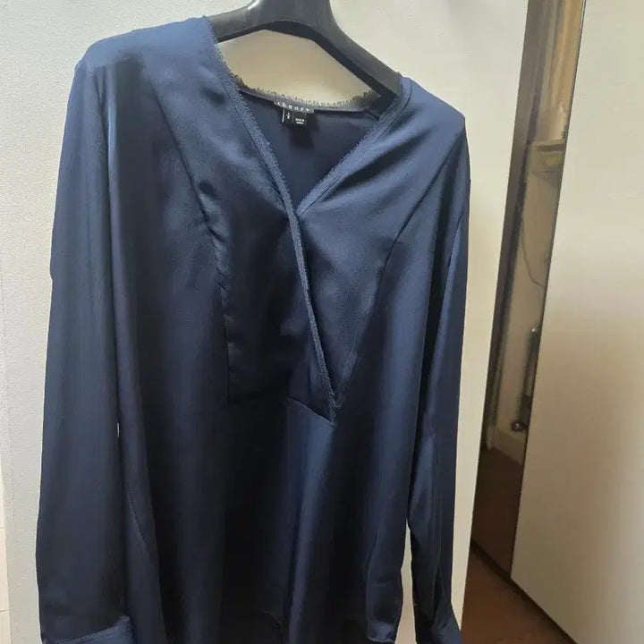 [SOLD OUT] theory 실크 100 블라우스