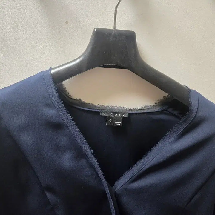 [SOLD OUT] theory 실크 100 블라우스