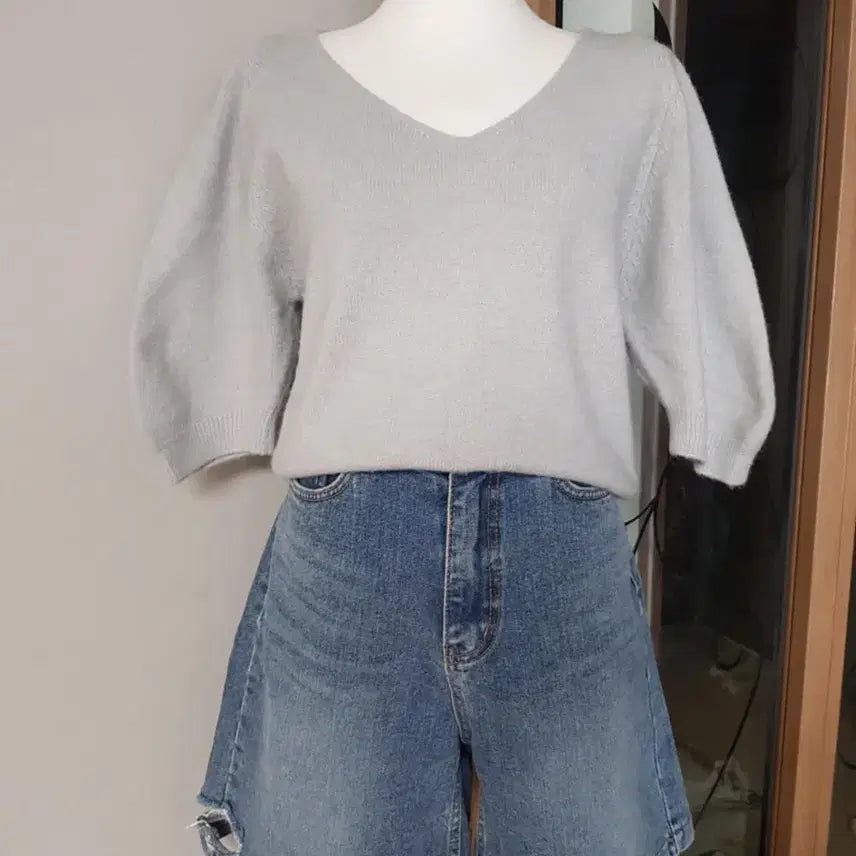 [BUNJANG] Light Blue V-neck Knit Short Sleeve &amp; 5-Length Denim Shorts Set (M) / 연청색 브이넥 니트 반팔 5부청바지m세트