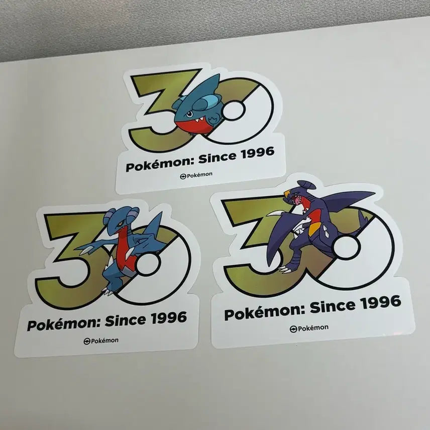 [SOLD OUT] 포켓몬 30주년 로고스티커 딥상어동 한바이트 한카리아스