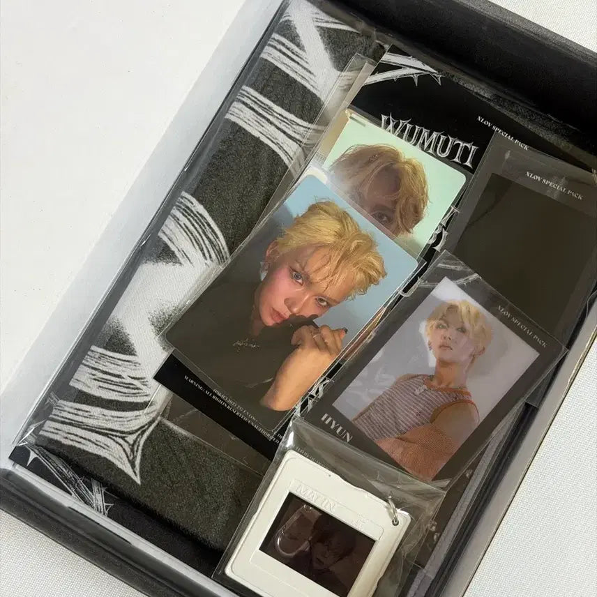 [BUNJANG] UXLXVE XLOV Unlove Special Pack Photocard Bundle Set / 엑스러브 UXLXVE 스페셜팩 (구성품 모두 포함)