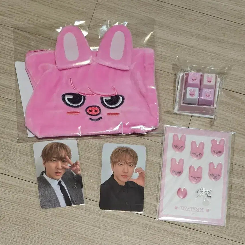 [BUNJANG] Stray Kids Changbin Skzoo Dwaekki Pouch, Keycap Ring, Photocard Set, Sticker Bundle / 스키즈 일본 쿠지 스키주 돼끼 창빈 세트 파우치 포카 키캡키링 스티커