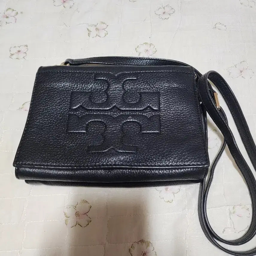 [BUNJANG] Tory Burch Black Leather Logo Crossbody Bag / >사진내용필독< 상태최상 토리버치 블랙 로고 가죽 크로스백 팝니다
