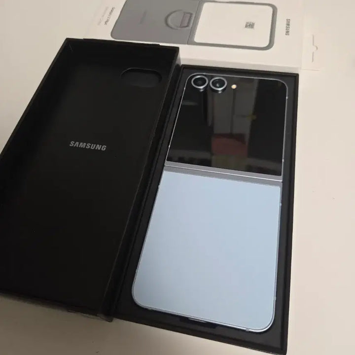 [BUNJANG] Samsung Galaxy Z Flip6 256GB Blue with Original Silicone Ring Case / S급 갤럭시 Z 플립6 256g 블루 풀박스 정품실리콘링케이스포함
