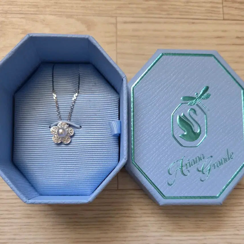 [BUNJANG] Swarovski Ariana Grande Capsule Collection Flower Necklace / 스와로브스키 아리아나 그란데 캡슐 컬렉션 꽃 목걸이