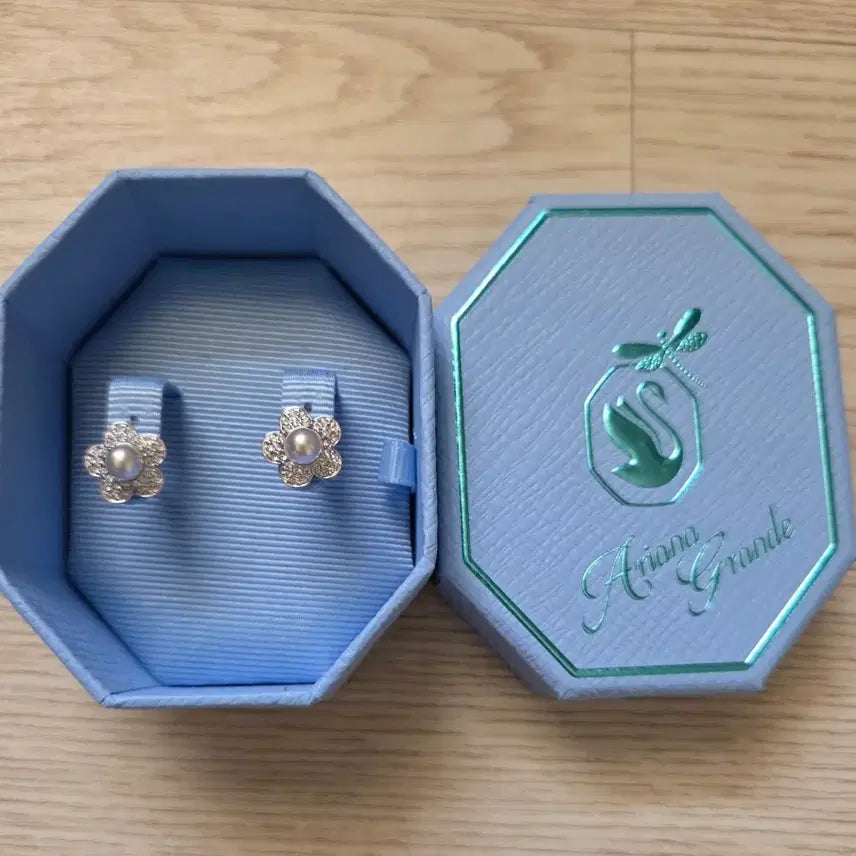[BUNJANG] Swarovski Ariana Grande Capsule Collection Flower Stud Earrings / 스와로브스키 아리아나 그란데  캡슐 컬렉션 꽃 스터드 귀걸이