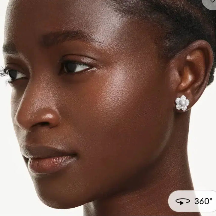 [BUNJANG] Swarovski Ariana Grande Capsule Collection Flower Stud Earrings / 스와로브스키 아리아나 그란데  캡슐 컬렉션 꽃 스터드 귀걸이
