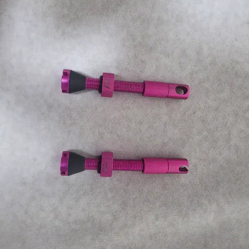 [BUNJANG] PTIS x Chris King Tubeless Valve MK.2 Punch (Pink) / 피티스 x 크리스 킹 튜브리스벨브 mk.2 펀치(핑크)