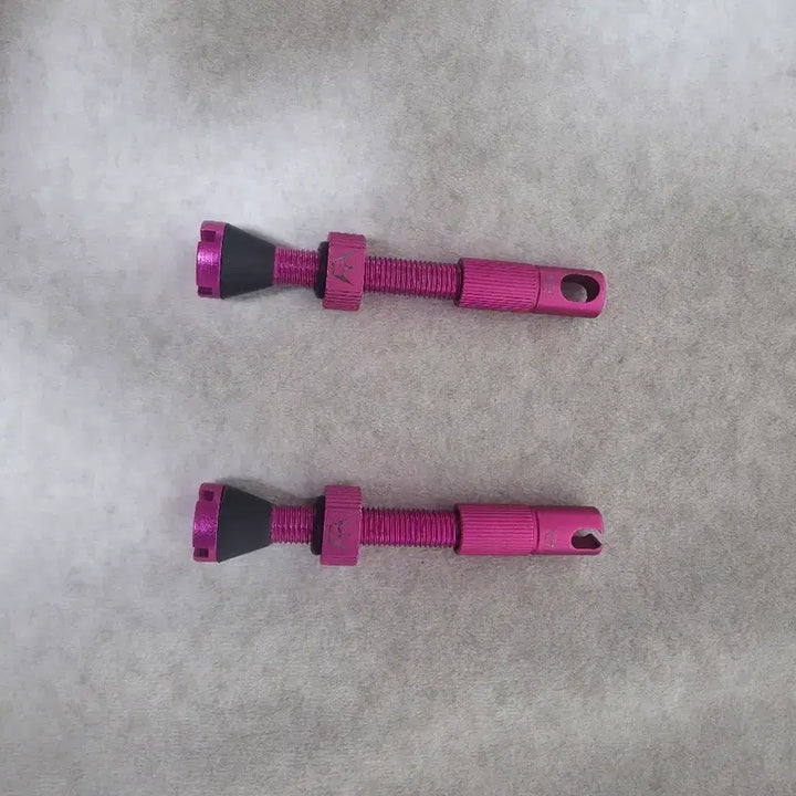 [BUNJANG] PTIS x Chris King Tubeless Valve MK.2 Punch (Pink) / 피티스 x 크리스 킹 튜브리스벨브 mk.2 펀치(핑크)