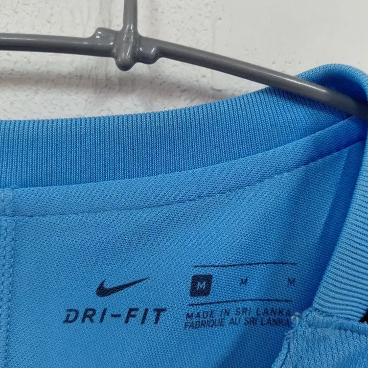 [BUNJANG] Nike Striped Soccer Jersey Size 95 / 나이키 축구 유니폼 하늘색/흰색 세로 줄무늬 95
