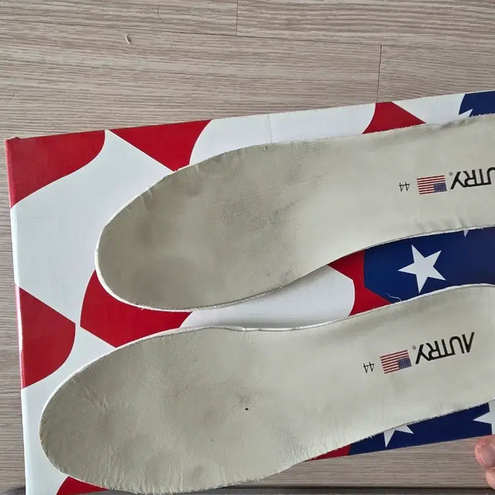 [BUNJANG] Autry Medalist 44 Goat Skin Sneakers / 오트리 메달리스트 44 고트스킨