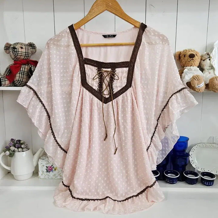 [BUNJANG] Strawberry Milk Eyelet Lace-Up Cape Blouse / 딸초 아일렛레이스업  케이프 블라우스