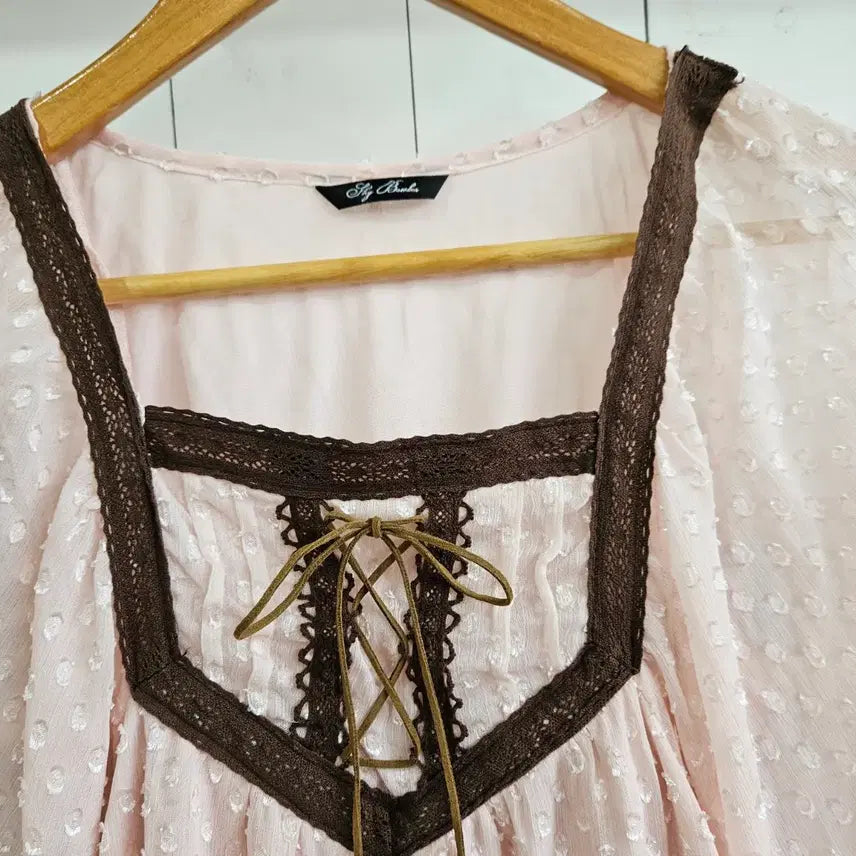[BUNJANG] Strawberry Milk Eyelet Lace-Up Cape Blouse / 딸초 아일렛레이스업  케이프 블라우스