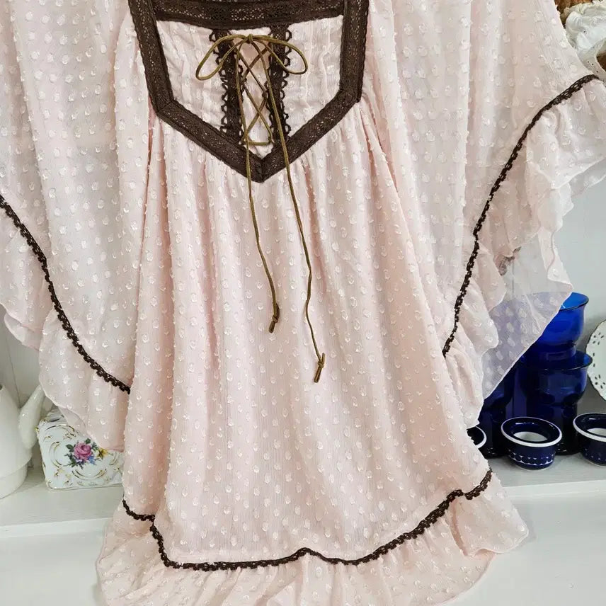 [BUNJANG] Strawberry Milk Eyelet Lace-Up Cape Blouse / 딸초 아일렛레이스업  케이프 블라우스