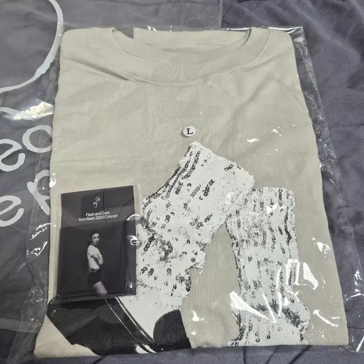 [BUNJANG] Yerin Baek Flash and Core T-Shirt (L) &amp; Magnet / 백예린 flash and core 굿즈 티셔츠(L)/마그넷
