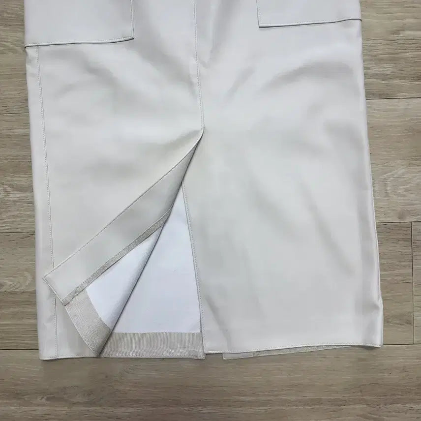 [BUNJANG] Time 2021 Synthetic Leather Skirt Ivory / 타임(2021) 가죽 스커트(합성가죽) 팔아요