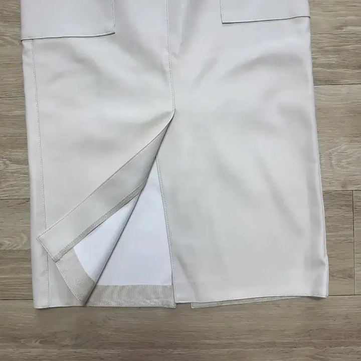 [BUNJANG] Time 2021 Synthetic Leather Skirt Ivory / 타임(2021) 가죽 스커트(합성가죽) 팔아요