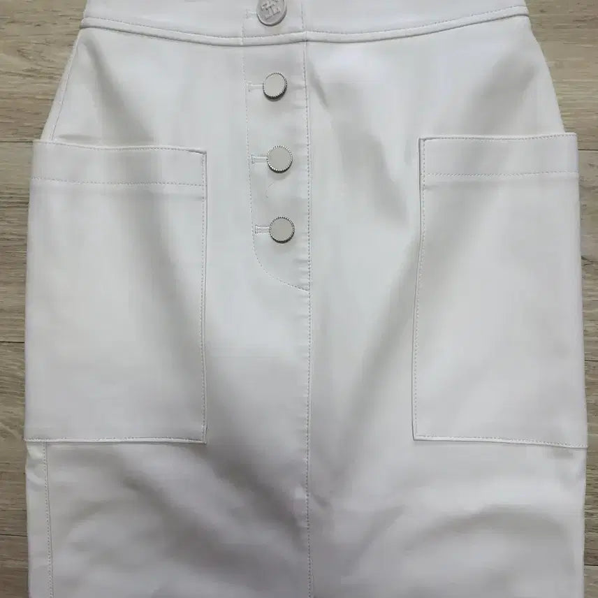 [BUNJANG] Time 2021 Synthetic Leather Skirt Ivory / 타임(2021) 가죽 스커트(합성가죽) 팔아요