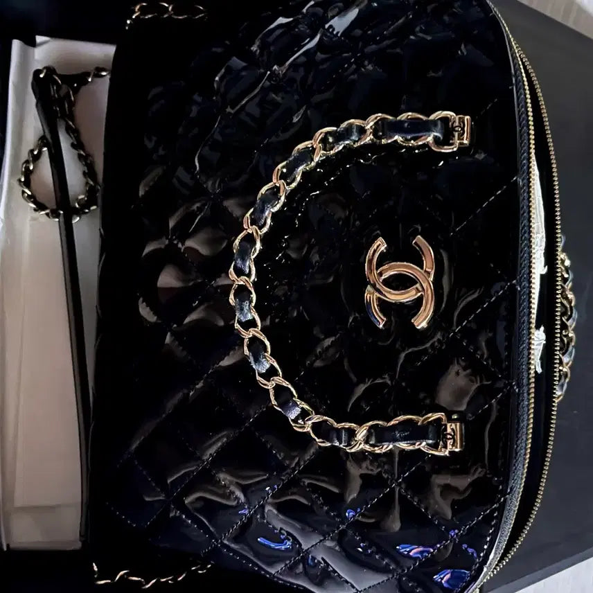[BUNJANG] Chanel Lambskin Quilted Tote Bag Black Medium / 샤넬 램스킨 퀼팅 토트백 블랙