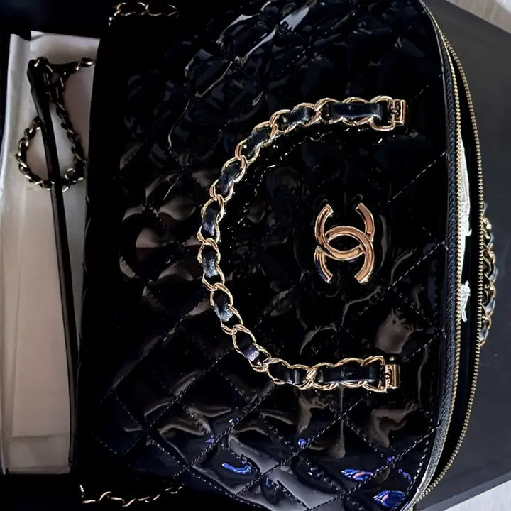 [BUNJANG] Chanel Lambskin Quilted Tote Bag Black Medium / 샤넬 램스킨 퀼팅 토트백 블랙