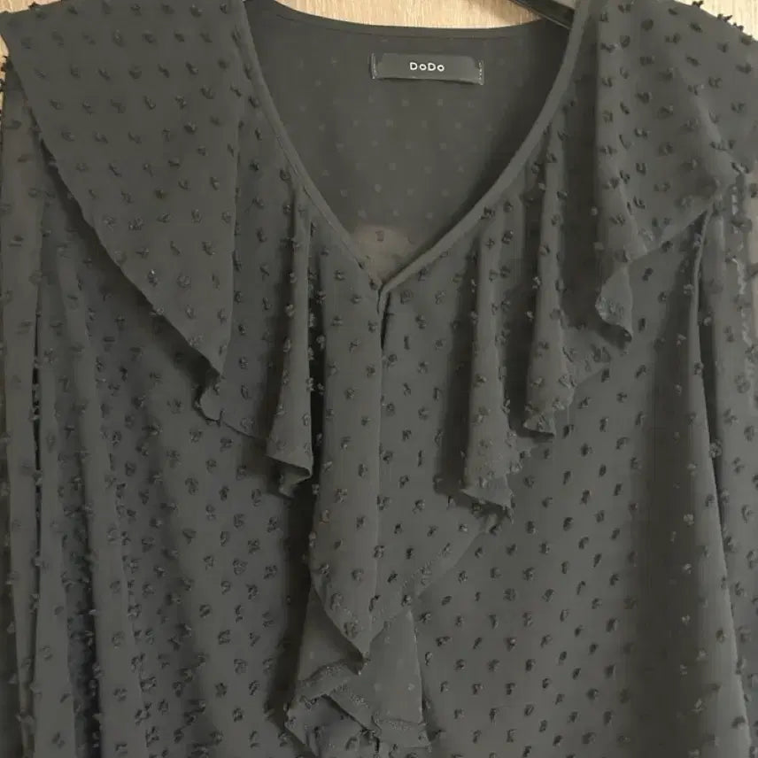 [BUNJANG] DoDo Dot Ruffle Blouse / DoDo 도트 프릴 블랙 블라우스
