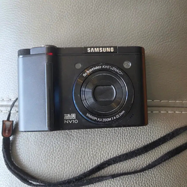 [BUNJANG] Samsung NV10 Vintage Digital Camera Full Set with New Battery, Universal Charger, and Memory Card / 풀세트 삼성 NV10 빈티지 디카 [새 배터리+만능충전기+메모리 포함]