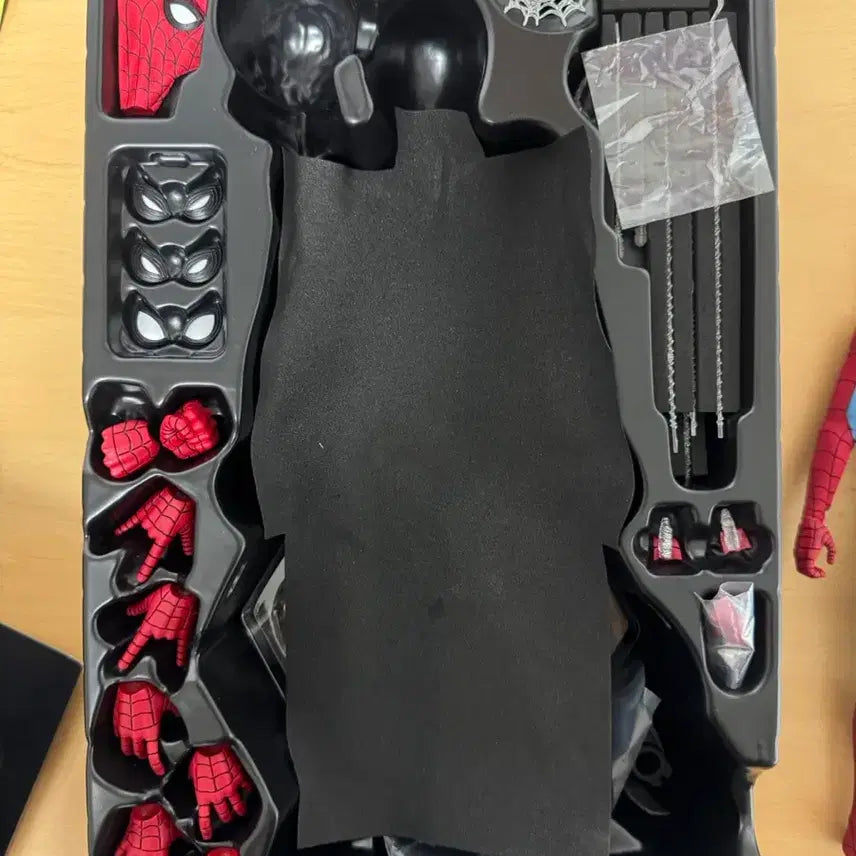 [BUNJANG] Hot Toys Spider-Man (New Red and Blue Suit) / 핫토이 스파이더맨 뉴 레드앤블루
