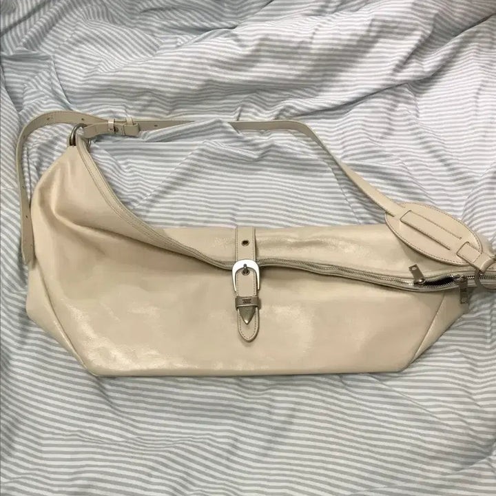 [SOLD OUT] 마지셔우드 BELTED HOBO (크림 라지 사이즈)