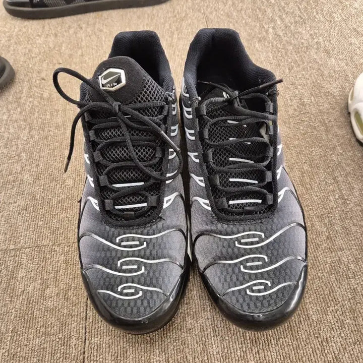 [BUNJANG] Nike Air Max Plus Black Metallic Silver 275 / 나이키 에어맥스 플러스 블랙 메탈릭 실버 275