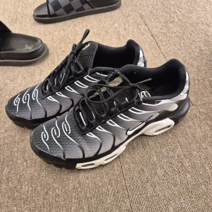 [BUNJANG] Nike Air Max Plus Black Metallic Silver 275 / 나이키 에어맥스 플러스 블랙 메탈릭 실버 275