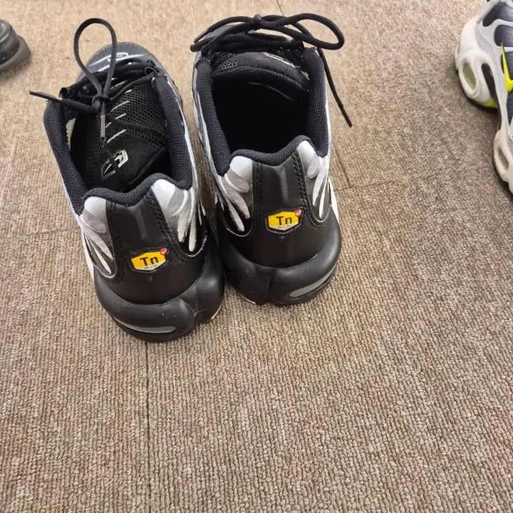 [BUNJANG] Nike Air Max Plus Black Metallic Silver 275 / 나이키 에어맥스 플러스 블랙 메탈릭 실버 275