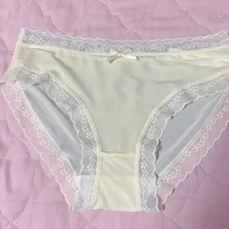 [BUNJANG] Yellow Satin Lace Trimmed Panties / (지퍼백 밀봉) 찰랑팬티 노랑