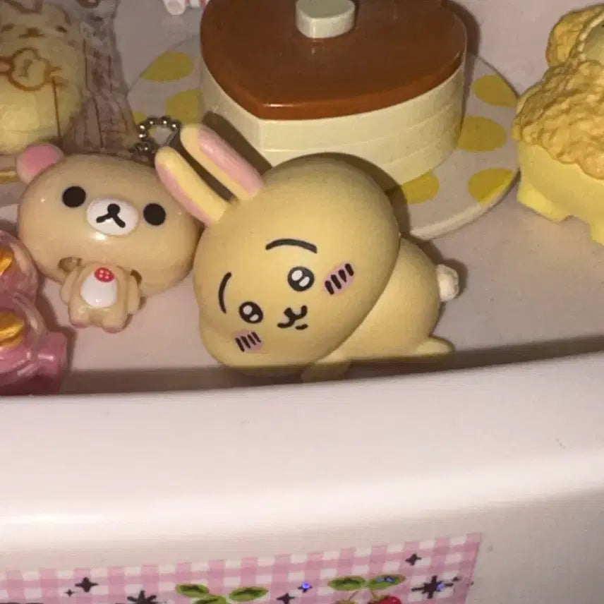 [BUNJANG] Cheekawa Usagi Figure x Sanrio Hello Kitty Collaboration / 치이카와 메지루시 우사기 피규어 산리오 헬로키티