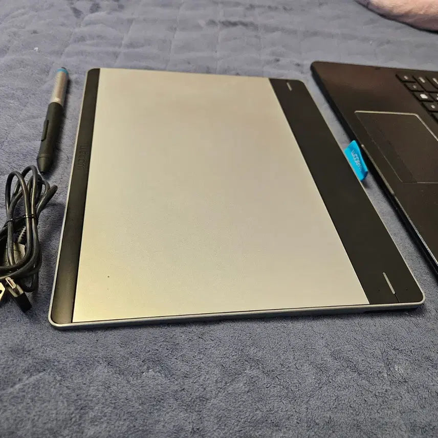 [BUNJANG] Wacom Intuos Pen &amp; Touch Medium CTH-680 Tablet / 와콤 인튜어스 펜&amp;터치 중형 CTH-680