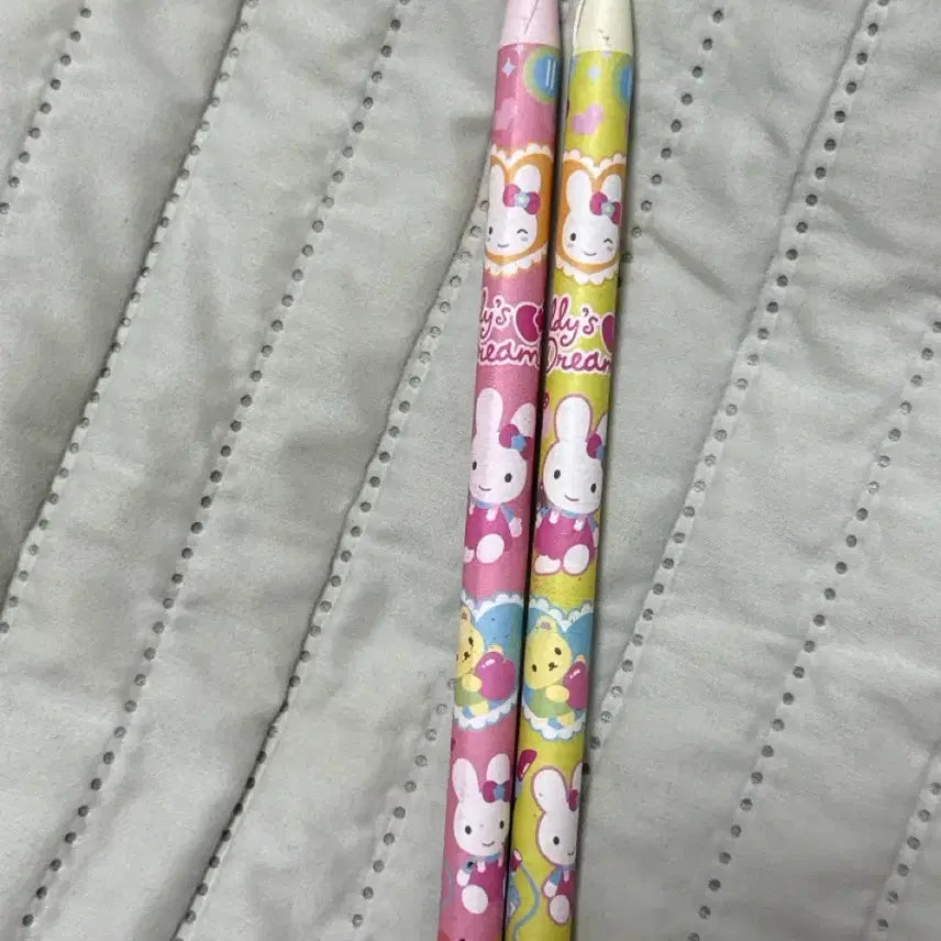 [BUNJANG] Young Art Kiddy Colored Pencils (Fluorescent Pink/Yellow) - Set of 2 / 영아트 키디 고전 색연필 고전문구 형광(분홍/노랑) 새상품 2개 일괄
