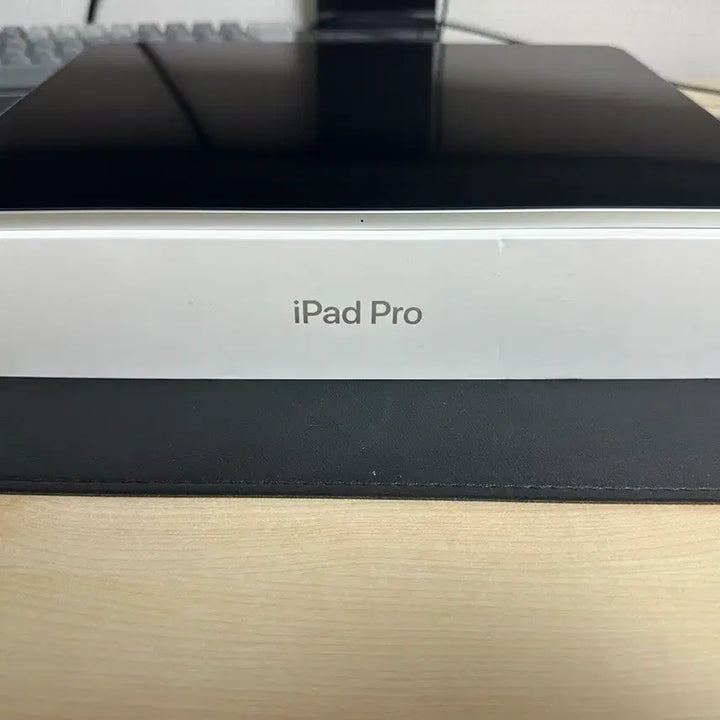 [BUNJANG] Apple iPad Pro 12.9-inch (3rd Gen) Silver 64GB with Apple Pencil (2nd Gen) and Official Folio Case / 아이패드 프로 12.9 (실버) + 애플펜슬2세대 + 정품폴리오케이스