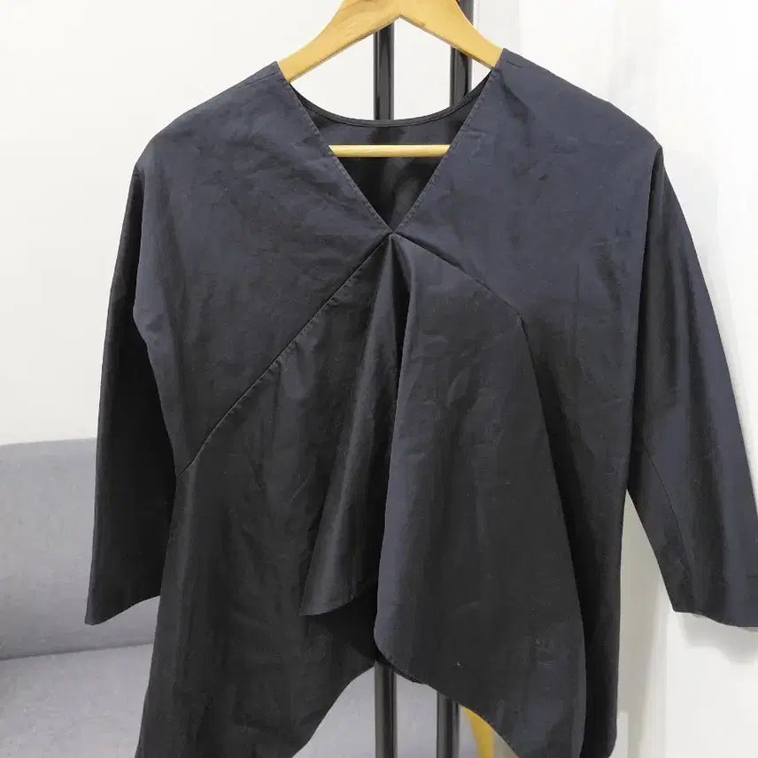 [BUNJANG] COS Black V-Neck Asymmetrical Hemline Shirt / cos 블랙 브이넥 비대칭 헴라인 셔츠