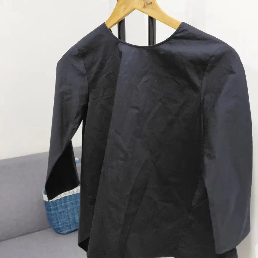 [BUNJANG] COS Black V-Neck Asymmetrical Hemline Shirt / cos 블랙 브이넥 비대칭 헴라인 셔츠