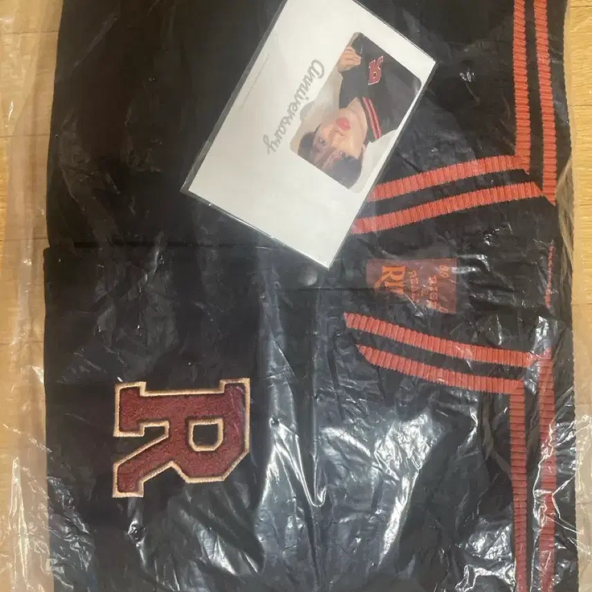 [SOLD OUT] RIIZE 바시티자켓 성찬