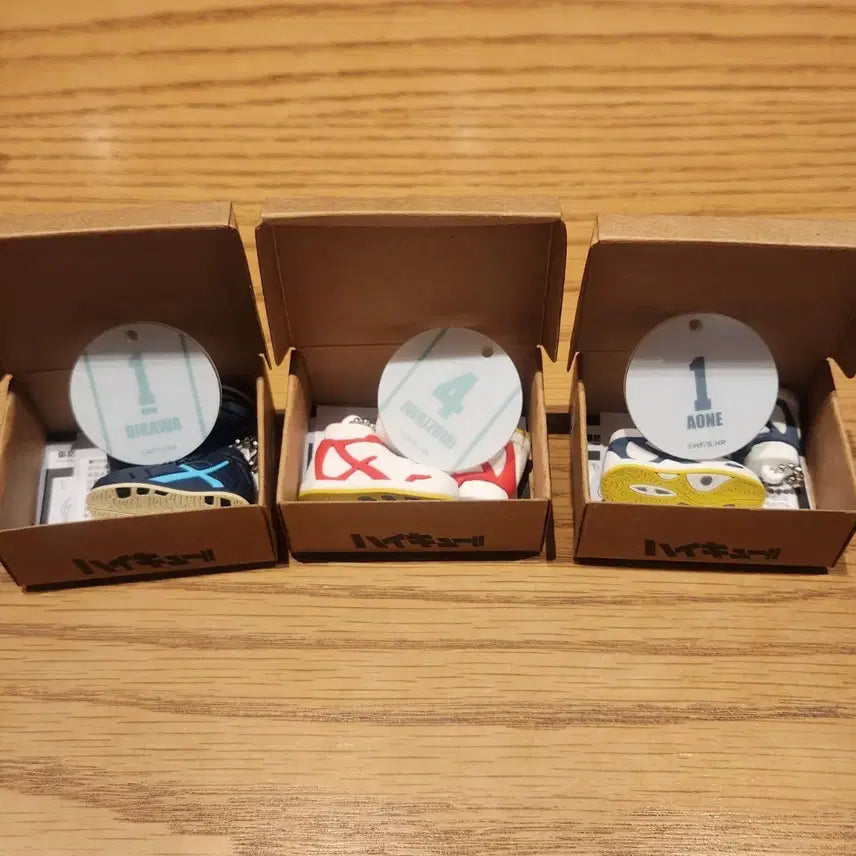 [BUNJANG] Haikyuu!! Miniature Shoes Sneakers Keychain Oikawa Iwaizumi Aone / 하이큐 미니어처 슈즈 운동화 키링 오이카와 이와이즈미 아오네