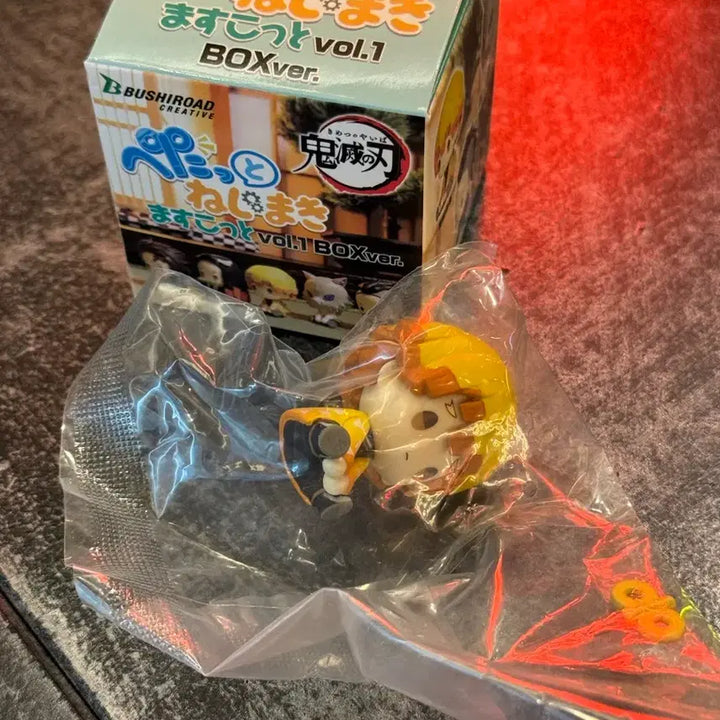 [BUNJANG] Demon Slayer Zenitsu Giyu Tomioka Spinning Top Gacha / 귀멸의 칼날 태엽 가챠 젠이츠