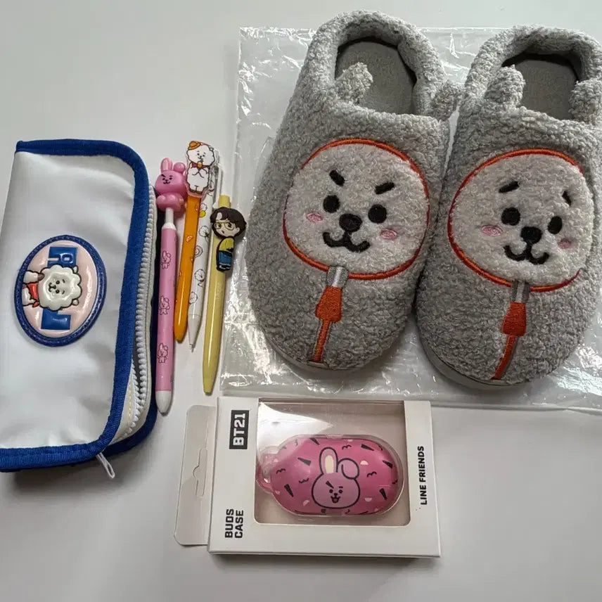 [BUNJANG] BT21 Character Goods Set (Pencil Case, Pen, Mechanical Pencil, Earphone Case, Slippers) / BT21 굿즈 세트 (필통, 펜, 샤프, 이어폰 케이스, 슬리퍼)